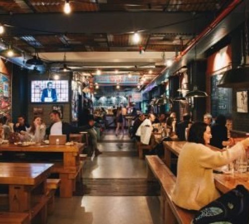 Los bares más modernos para estudiantes internacionales en Barcelona